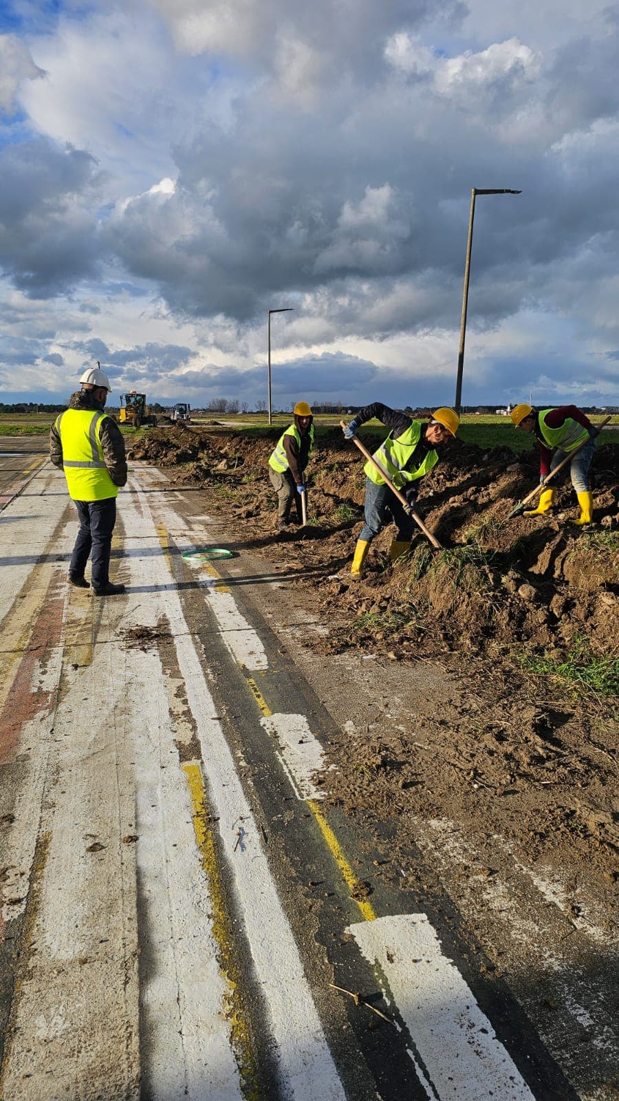 Samsun Havalimanı pist çevresinde fiber optik altyapı için kanal açma çalışması